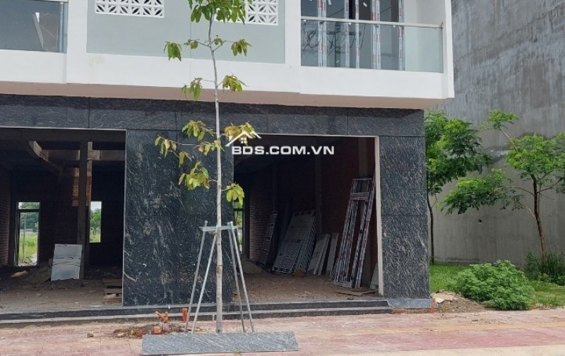 Bán nhà giá ngộp 3ty1 . mặt tiền đường lớn . 100m2